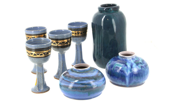 Lot de pièces en céramique bleue : 4 ver