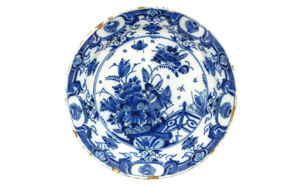 DELFT XVIIIème - Assiette à décor floral