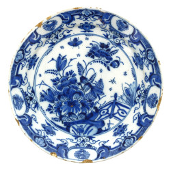 DELFT XVIIIème - Assiette à décor floral
