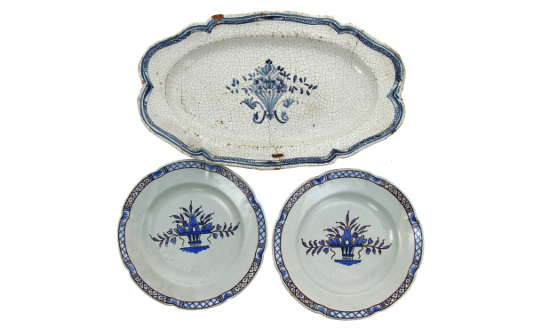 Paire d'assiettes en faïence dite "cul n