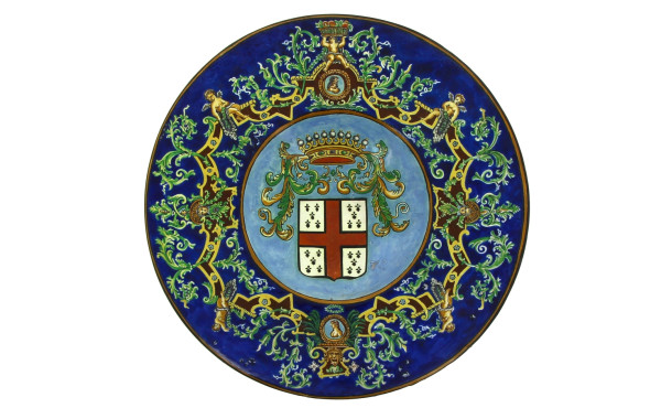 Plat à ombilic en faïence à décor d'armo