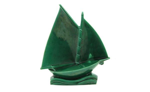 LE JAN - Voilier en faïence verte, signé