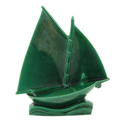 LE JAN - Voilier en faïence verte, signé