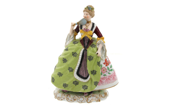 "Femme à l'éventail", sujet en porcelain