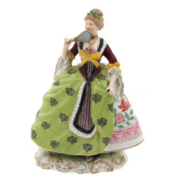 "Femme à l'éventail", sujet en porcelain