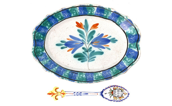 Plat "cul noir" XIXème à décor floral, L