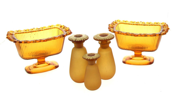 Trois flacons de toilette anciens en ver