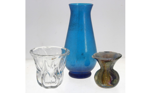 Lot de 3 vases : un en cristal H 15 cm :