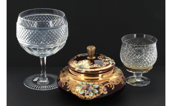 Bonbonnière en verre rouge et or à décor