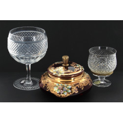 Bonbonnière en verre rouge et or à décor