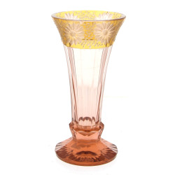 Vase cornet en verre jaune et rose gravé