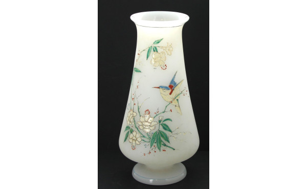 Vase en verre opalin blanc à décor émail