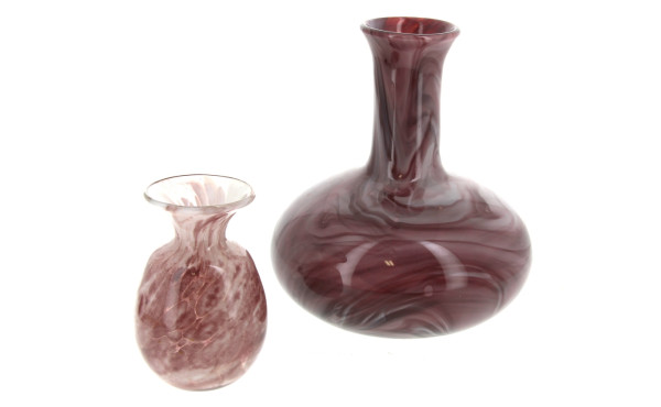 Deux vases en verre marbré dans les tons