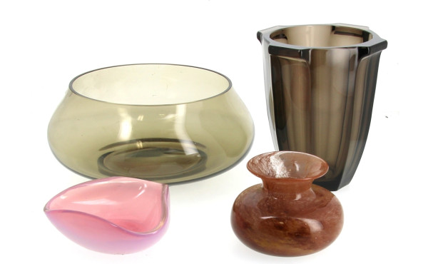 Lot de verreries : vase à pans coupés en