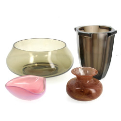 Lot de verreries : vase à pans coupés en