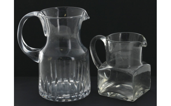 Deux brocs à eau en verre. H 20 et 14 cm