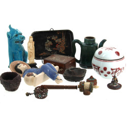 Lot d'objets d'inspiration asiatique