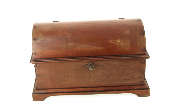 Petit coffre en bois à couvercle bombé. 