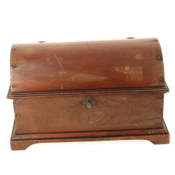 Petit coffre en bois à couvercle bombé. 