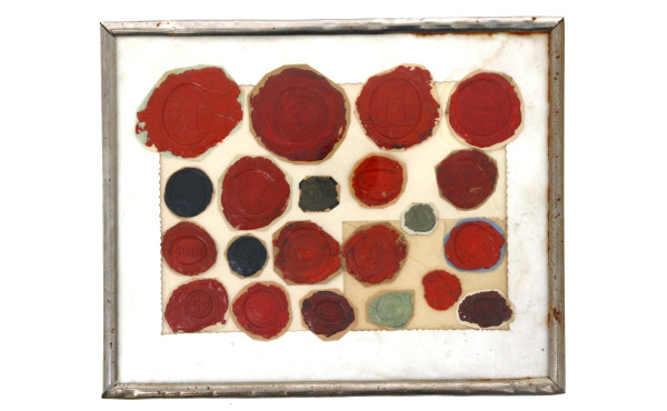 Cadre contenant un ensemble de 21 cachet