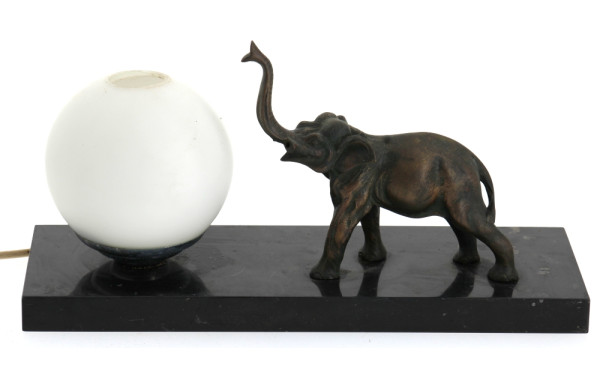 Veilleuse à décor d'un éléphant en régul