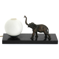 Veilleuse à décor d'un éléphant en régul