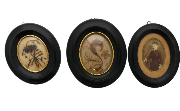 Deux petits tableaux de cheveux, époque 