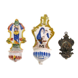 Petit bénitier d'applique en métal argen