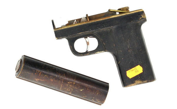 Pistolet SAM projetant un liquide, vers 