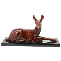 Biche allongée, sujet en faïence brune -