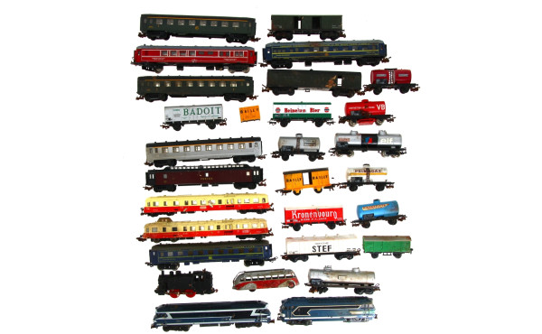 Deux caisses plastiques de trains, et ra