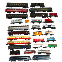 Deux caisses plastiques de trains, et ra