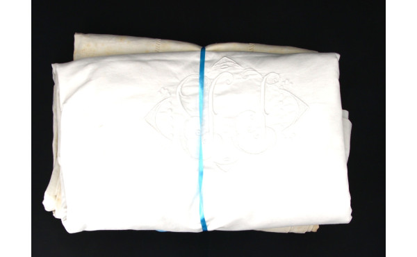 Lot de 2 draps brodés avec monogramme, a