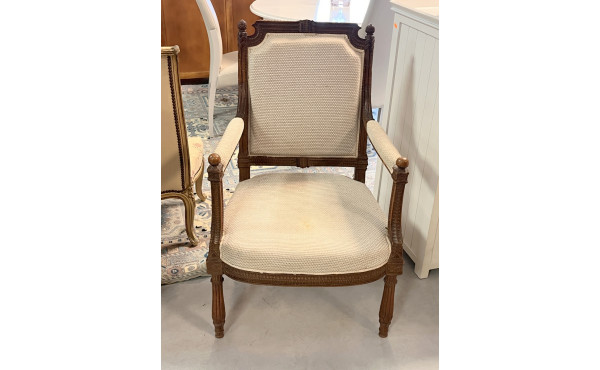 Fauteuil de style Louis XVI en bois natu