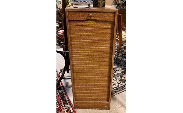 Meuble de rangement à rideau