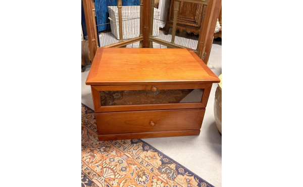 Meuble bas de TV ouvrant à un abattant v