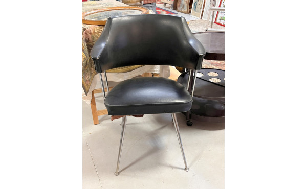 Fauteuil des années 50 en skaï noir clou