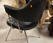 Fauteuil des années 50 en skaï noir clou