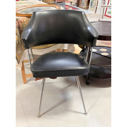 Fauteuil des années 50 en skaï noir clou