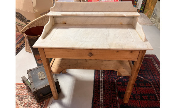 Table de toilette en bois clair, plateau