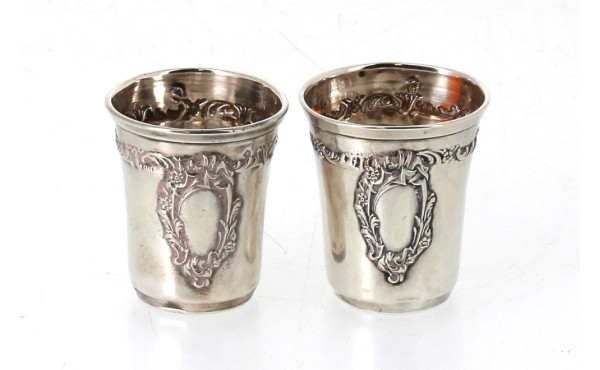 Deux petits gobelets à liqueur en argent