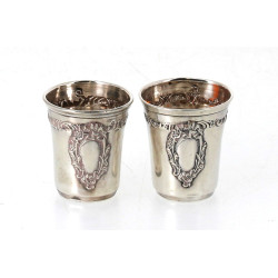 Deux petits gobelets à liqueur en argent