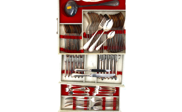 Ménagère décor rang de perles en métal a