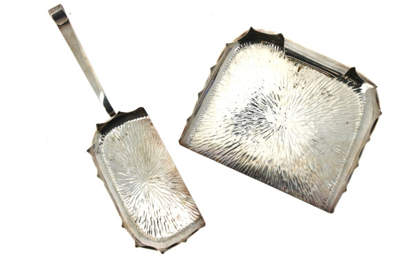 Pelle et balayette en métal argenté, épo