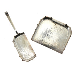 Pelle et balayette en métal argenté, épo