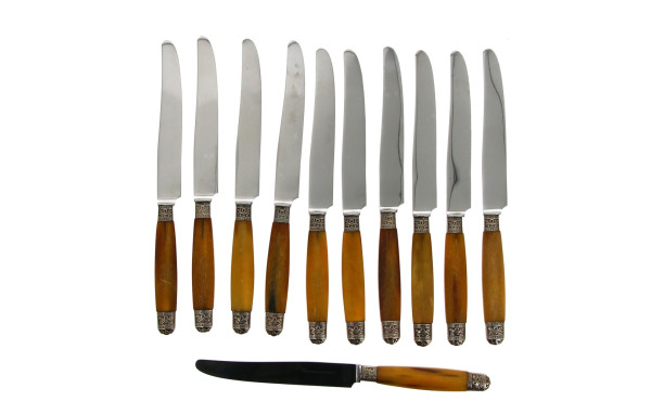 11 couteaux manche corne