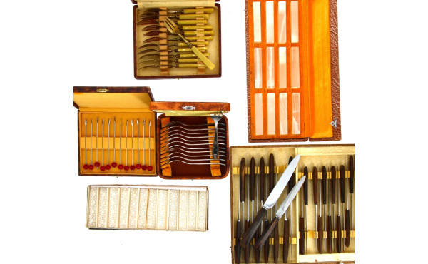 Lot comprenant 12 grands couteaux et 12 