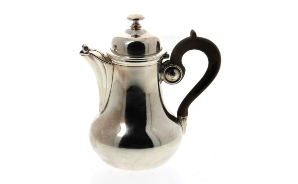 Jolie verseuse égoïste en métal argenté,