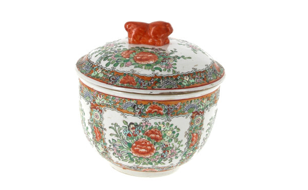 CHINE - Beau pot couvert en porcelaine à