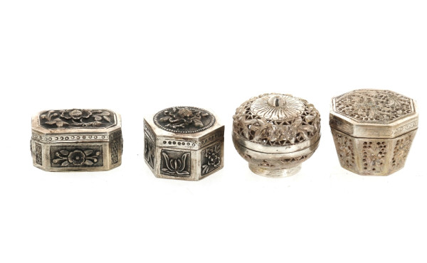 Quatre petites boîtes en métal argenté à